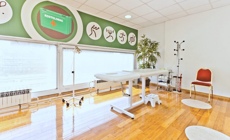 Dvorana studija sa zelenim zidom i Kostolomac kutijom prve pomoći